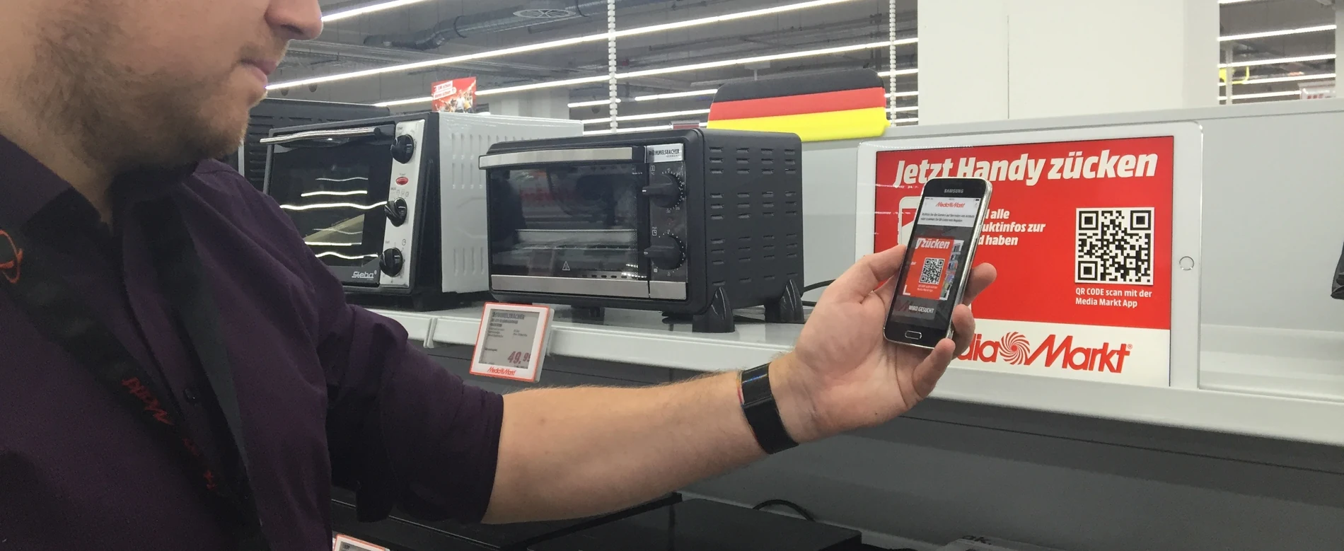 Ein Store-Mode-Prototyp wird neben Produkten und einem Hinweisschild im MediaMarkt gezeigt